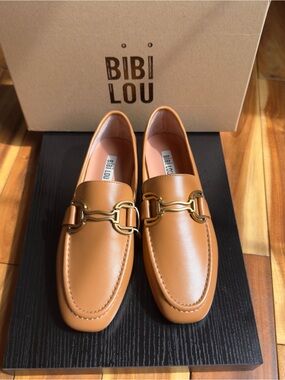 *Brand New* Bibi Lou classic neutral camel tan leather loafers sz 37 / 6.5